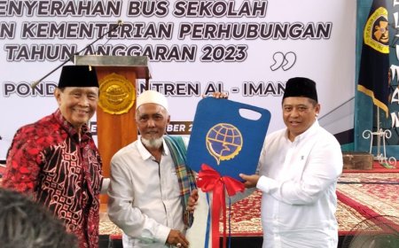 Aspirasi Anggota DPR RI Sudjadi, Pesantren Terima Bantuan Bus Sekolah