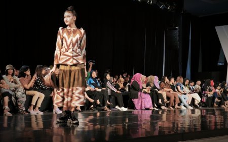 Farah Button Padukan Gaya Internasional dengan Wastra di JFW 2023