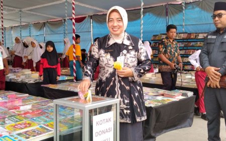 Plt Bupati Purworejo Yuli Hastuti Mengawali Donasi Buku