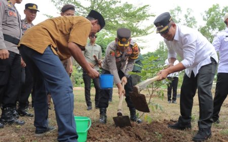 Polres Kebumen Menambah Koleksi Pohon di Hutan Kota