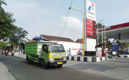 Truk Muatan Tanah Urug Proyek Jalan Tol Jogja-Solo Nekad Melintas Jalan Jalur Terlarang