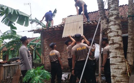 Angin Kencang Merusak Belasan Rumah di Kedawung