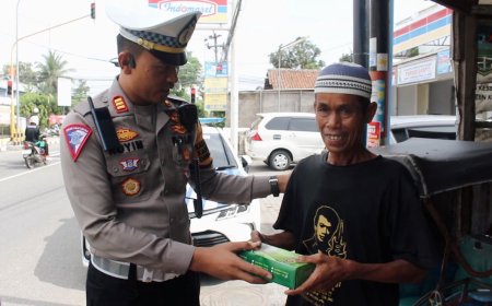 Satlantas Polres Kebumen Berbagi Sedekah Nasi