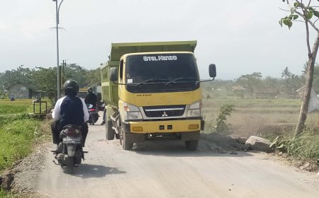 Akibat Truk Bermuatan Material Jalan Tol, Jalan di Desa Manjungan Ngawen Rusak Berat