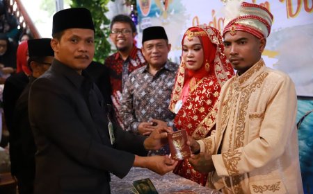 Nikah Bareng di Bantul, Pengantin Berbusana Capres dengan Mahar Cabai Dua Kilogram