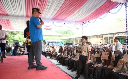 Guru dan Siswa SMAN 1 Mirit Peroleh Tiket Pesawat Gratis dari Bupati Kebumen