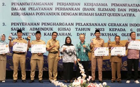 Bupati Serahkan Penghargaan Pelaksanaan Gerakan Indonesia Sadar Adminduk