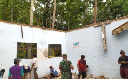 Atap Ruang Kelas SD Pejagatan Kebumen Runtuh