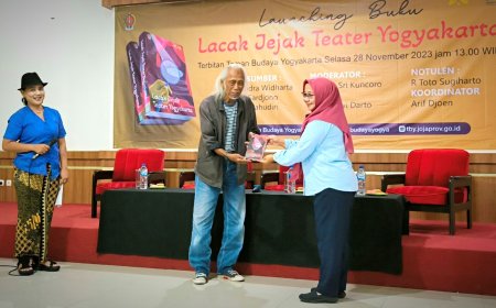 Buku Lacak Jejak Teater Yogyakarta Diluncurkan