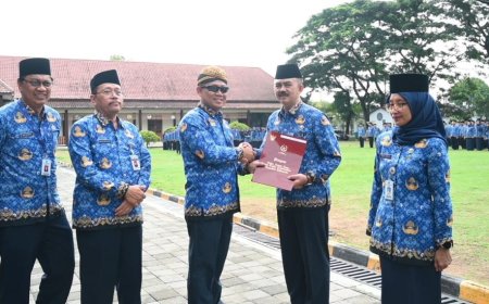 Cerita Bupati Kebumen yang Tegas Menolak Titipan Jabatan