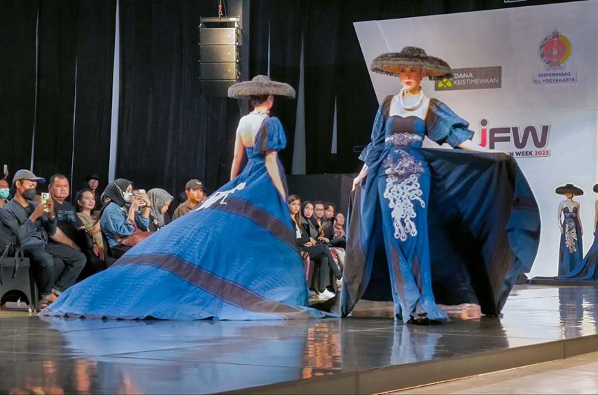 Athan Siahaan Pamer Ulos yang Ramah Lingkungan di Jogja Fashion Week 2023
