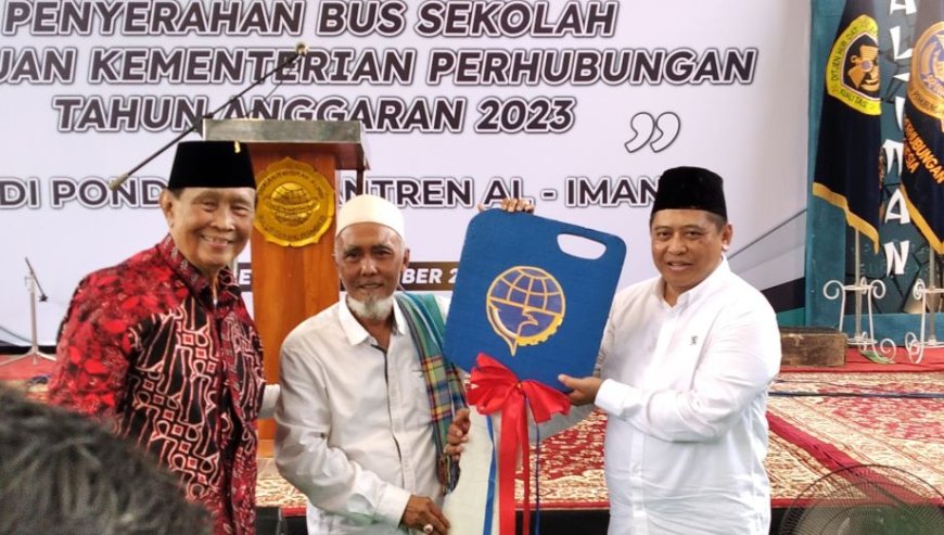 Aspirasi Anggota DPR RI Sudjadi, Pesantren Terima Bantuan Bus Sekolah