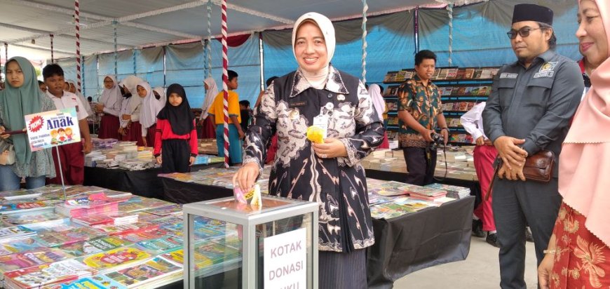 Plt Bupati Purworejo Yuli Hastuti Mengawali Donasi Buku