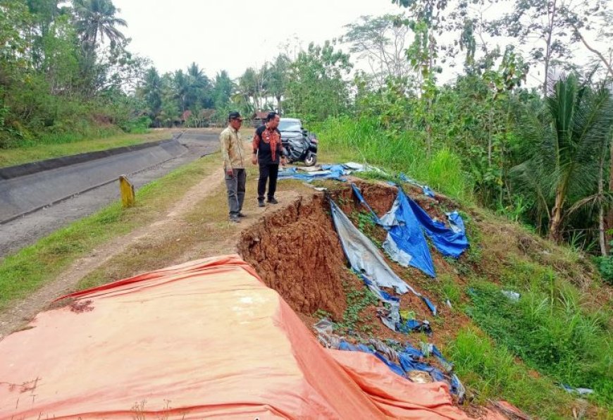 Hujan Deras Disertai Angin Kencang Mengakibatkan Longsor dan Banjir di Kebumen