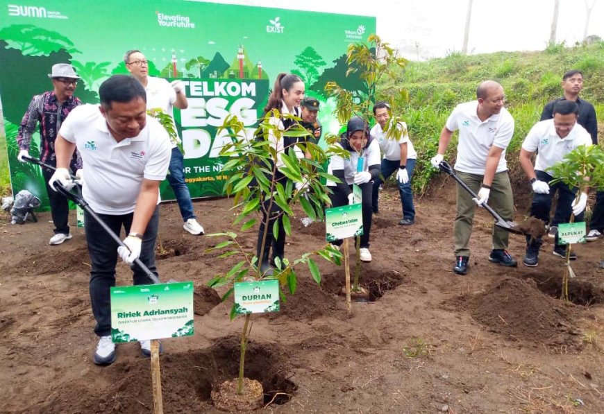 Peluncuran Telkom ESG Day di Jogja, Ririek Ikut Menanam Bibit Pohon di Girikerto  