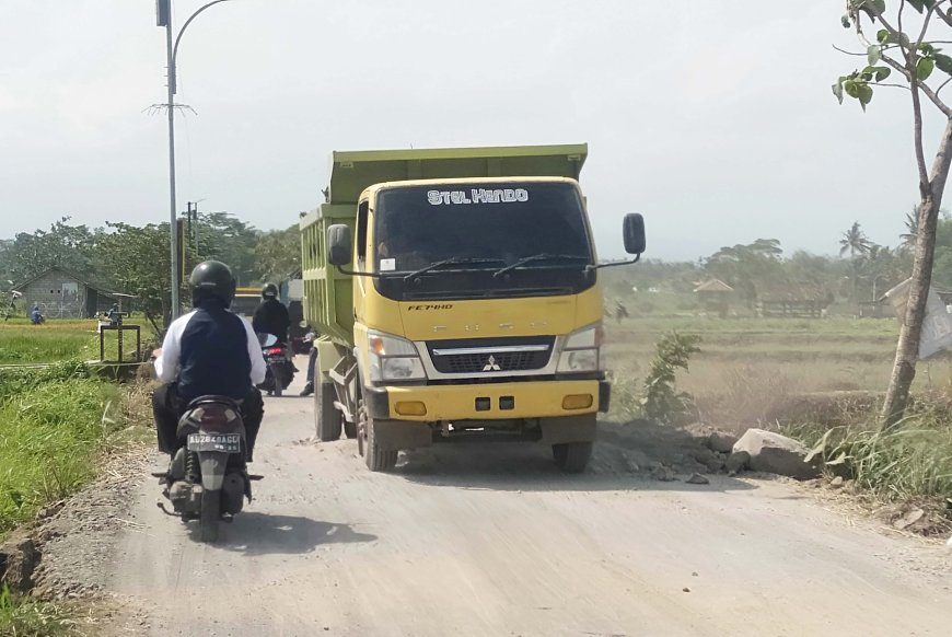 Akibat Truk Bermuatan Material Jalan Tol, Jalan di Desa Manjungan Ngawen Rusak Berat