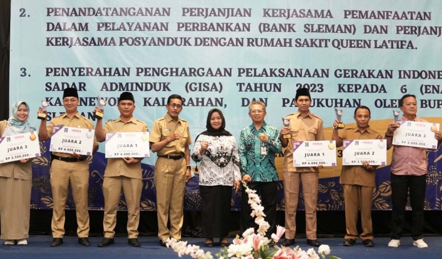 Bupati Serahkan Penghargaan Pelaksanaan Gerakan Indonesia Sadar Adminduk