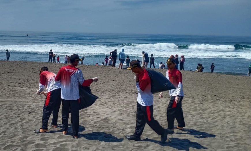 Paguyuban Bagus Roro Purworejo 2023 Bersihkan Pantai