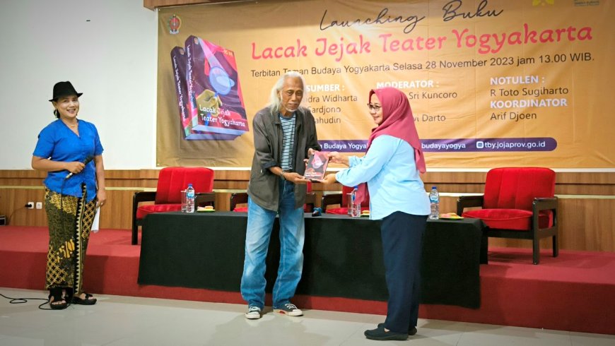 Buku Lacak Jejak Teater Yogyakarta Diluncurkan