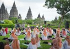 Ratusan Wanita Senam Yoga di Candi Prambanan