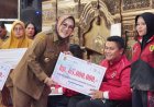 Sri Mulyani Menyerahkan Penghargaan Kepada Atlet Berprestasi