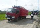 Truk Miring di Tengah Jalan, Lalu lintas di Desa Manjungan Lumpuh Total