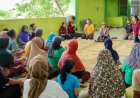 UGM Bagikan Bantuan Sosial untuk Buruh Gendong Lanjut Usia