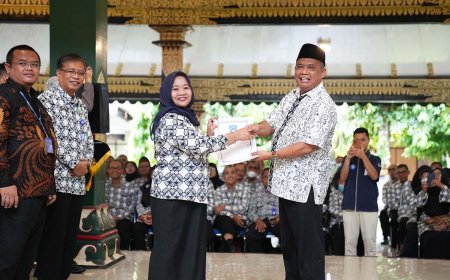 Bupati Serahkan SK Pensiun Bagi 270 PNS Calon Purna Tugas
