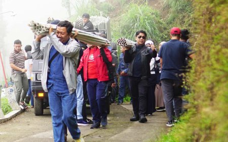 Mengantar Pipa Menjemput Pahala, Telkom Wakaf Instalasi Air Bersih untuk Dusun Bentrokan
