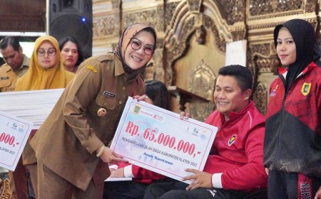 Sri Mulyani Menyerahkan Penghargaan Kepada Atlet Berprestasi