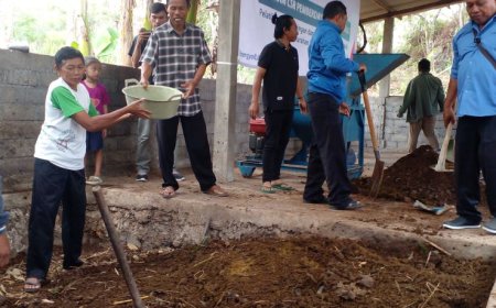 PT PLN EPI Bantu Warga Gunungkidul Membuat Pakan Ternak Silase