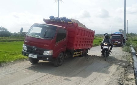 Truk Miring di Tengah Jalan, Lalu lintas di Desa Manjungan Lumpuh Total