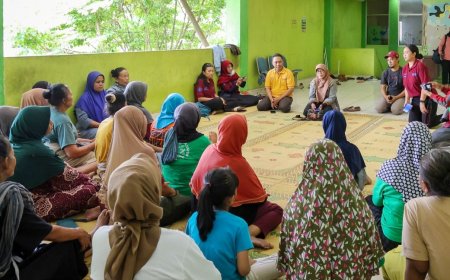 UGM Bagikan Bantuan Sosial untuk Buruh Gendong Lanjut Usia