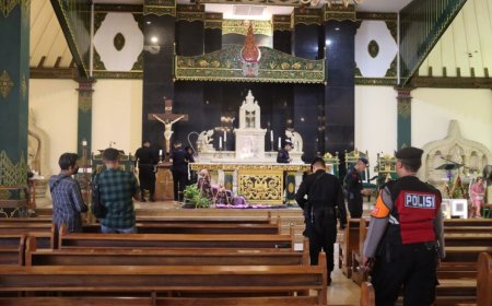 Petugas Satgasda Operasi Lilin Progo Sterilisasi Gereja di Bantul