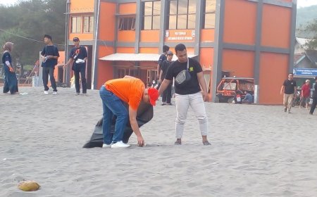 Ratusan Anak Muda Membersihkan Sampah di Pantai Parangtritis