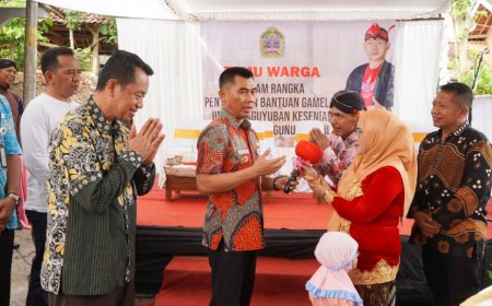 Bupati Gunungkidul Menyerahkan Bantuan Hibah Gamelan