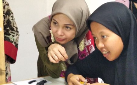 Atiqoh Mengunjungi Pabrik Bulu Mata, Beri Motivasi Kaum Perempuan