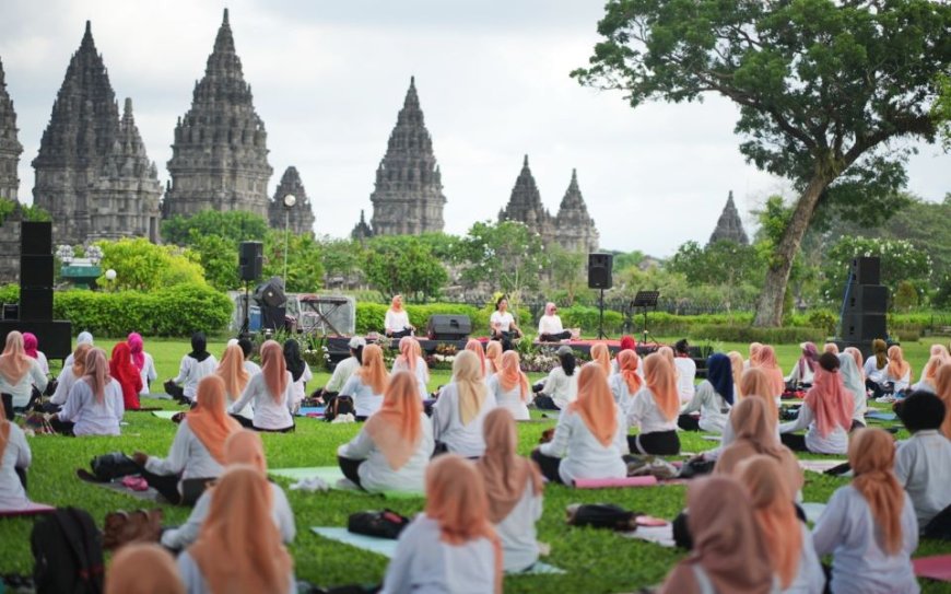 Ratusan Wanita Senam Yoga di Candi Prambanan