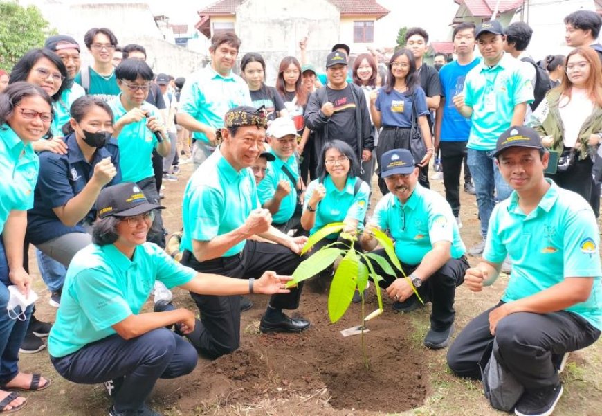 Mahasiswa UAJY Tanam 200 Pohon di Lingkungan Kampus