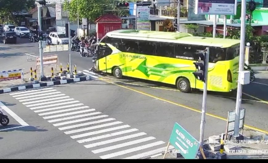 Bus Wisata Tabrak Sepeda Motor di Perempatan Gading Gunungkidul