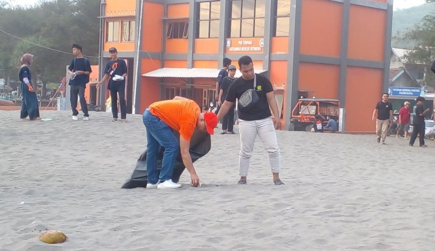 Ratusan Anak Muda Membersihkan Sampah di Pantai Parangtritis