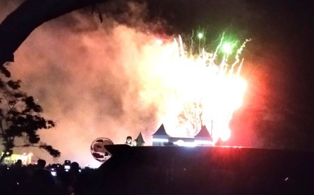 Ribuan Pengunjung Bubar Saat Pesta Kembang Api Belum Selesai