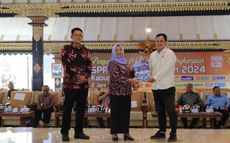 Bupati Sleman Menyerahkan SPPT Pajak Bumi dan Bangunan 2024