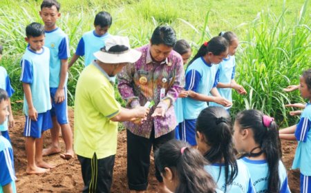 Tanam Benih Kacang Ajarkan Anak jadi Petani Milenial