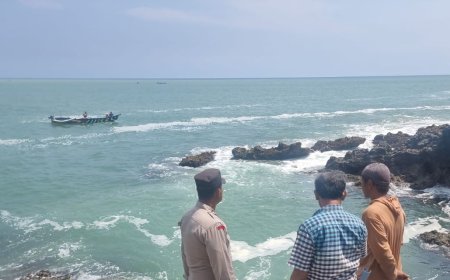 Pencari Kerang Hilang Terhempas Ombak Pantai Karangbolong Kebumen