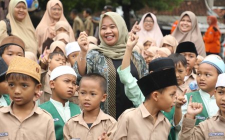 Bupati Sleman Meninjau Imunisasi Tetes Polio di Ngaglik