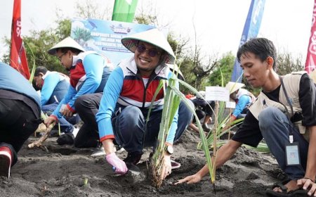 Dukung Pelestarian Ekosistem Pantai, Pertamina Menanam Ratusan Pandan Laut di Depok