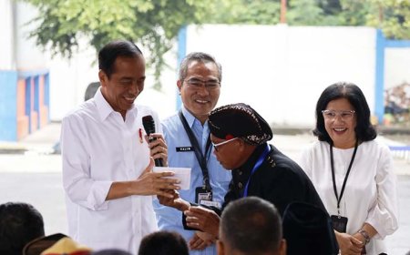 Bagikan Beras Cadangan Pangan, Mujiatun Nangis Bertemu Jokowi