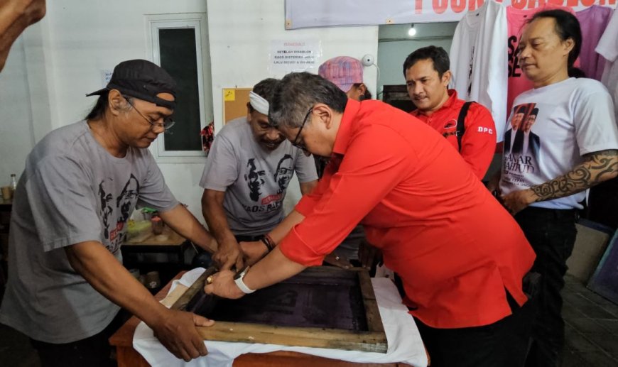 Hasto Kunjungi Posko Gerakan Kaos Gratis di Yogyakarta