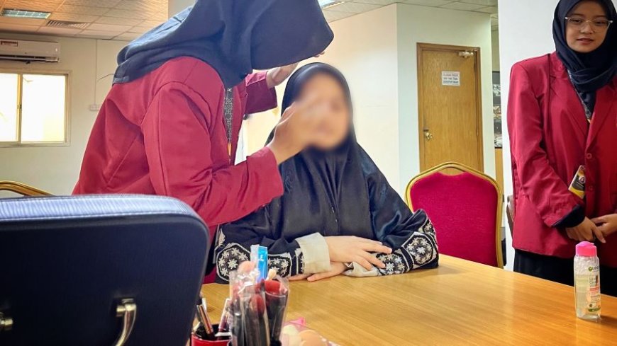 Mahasiswa UMY Beri Pelatihan Make Up Artist untuk Pekerja Migran Indonesia di Jeddah